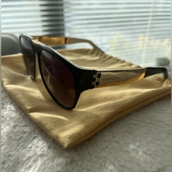 LOUIS VUITTON SUNGLASSES - Picture 9 of 10